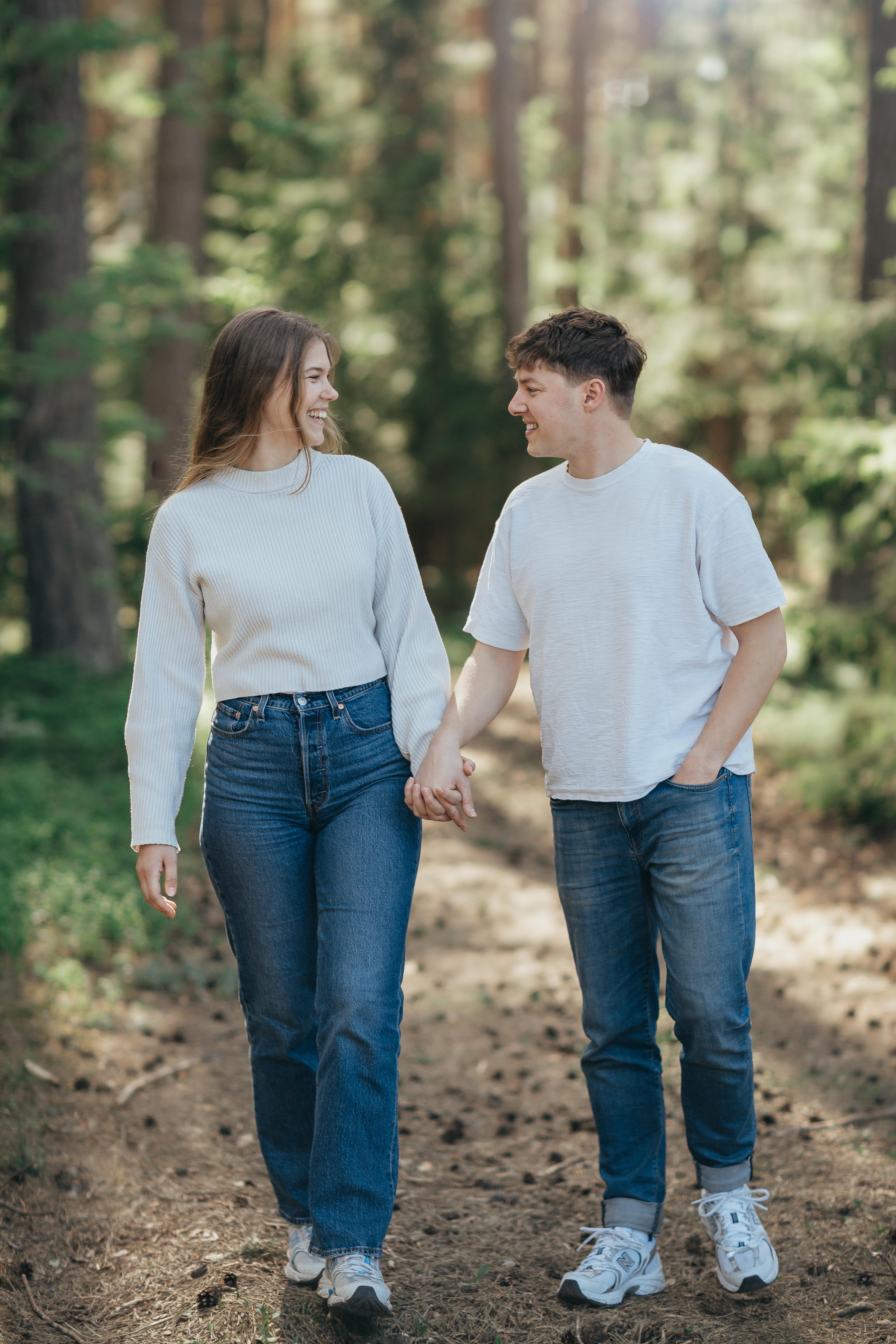 Martine og Jonathan forlovet, i skogen