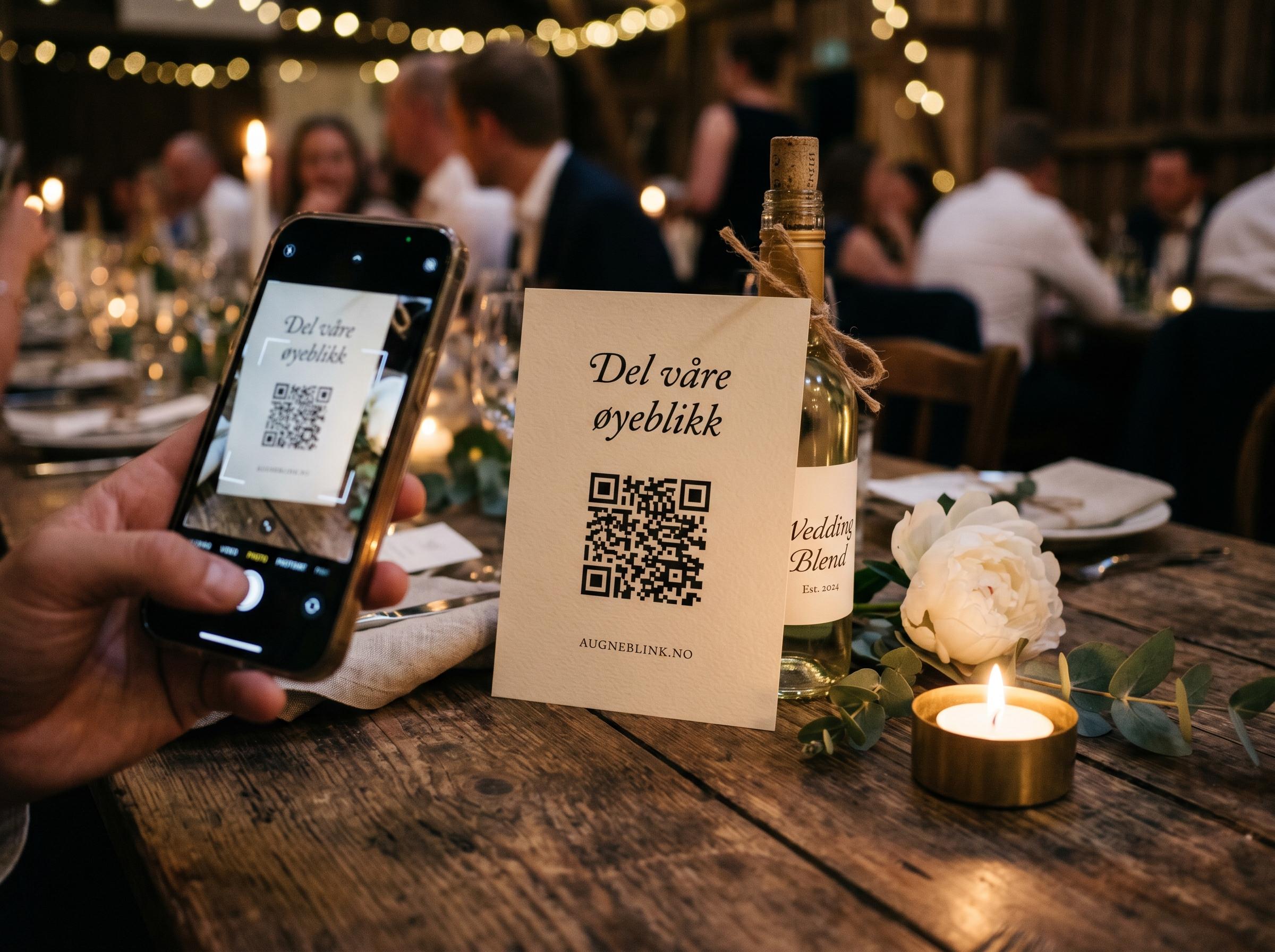 Trykt QR-kode på et bryllupsbord, scannet med mobilen